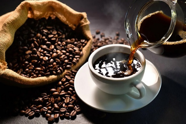 Hàm lượng caffeine quá nhiều cũng ảnh hưởng xấu đến mắt và cơ thể